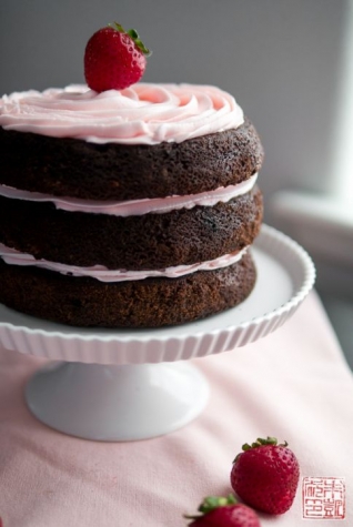 Pastel de chocolate, fresa y geranio de rosas (¡y un regalo extra!)