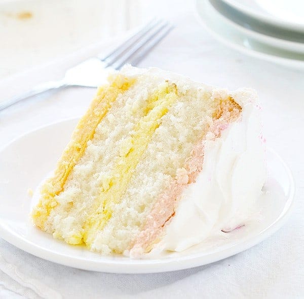 Pastel de primavera! &iexcl;Pastel de queso con frambuesa, lim&oacute;n y naranja en un pastel blanco h&uacute;medo!