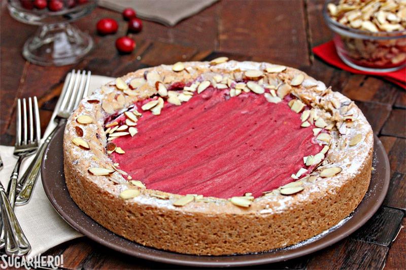 Pastel de almendras y cuajada de ar&aacute;ndanos