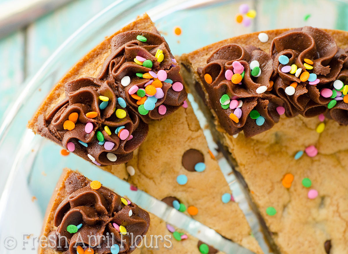Pastel de galleta con chispas de chocolate y glaseado de dulce de chocolate