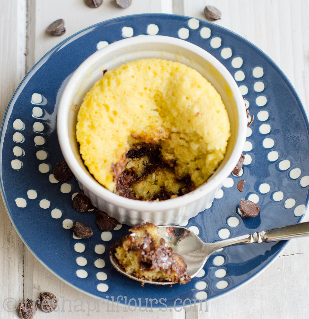 Pastel de chispas de chocolate fundido para uno