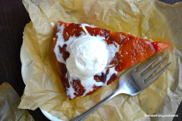 Pastel de ciruela caramelizada al revés con helado
