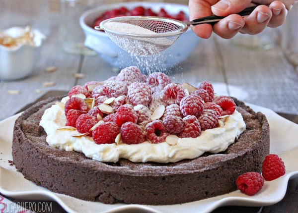 Tarta de trufa y chocolate con frambuesa y almendras