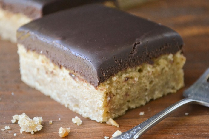 pastel de mantequilla de man&iacute; con glaseado de ganache de chocolate