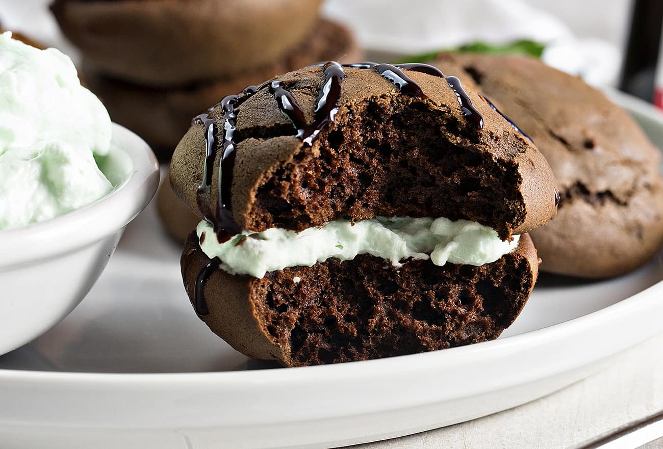 Peppermint Whoopie Pies con un bocado