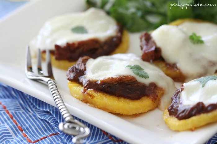 Gâteaux à la pizza au poulet et à la polenta