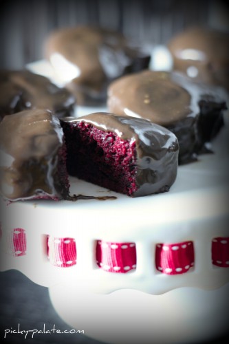 Gâteaux au chocolat imbibés de chocolat velours rouge