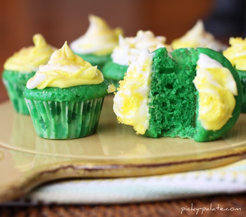 Gâteaux de bébé en velours vert chanceux
