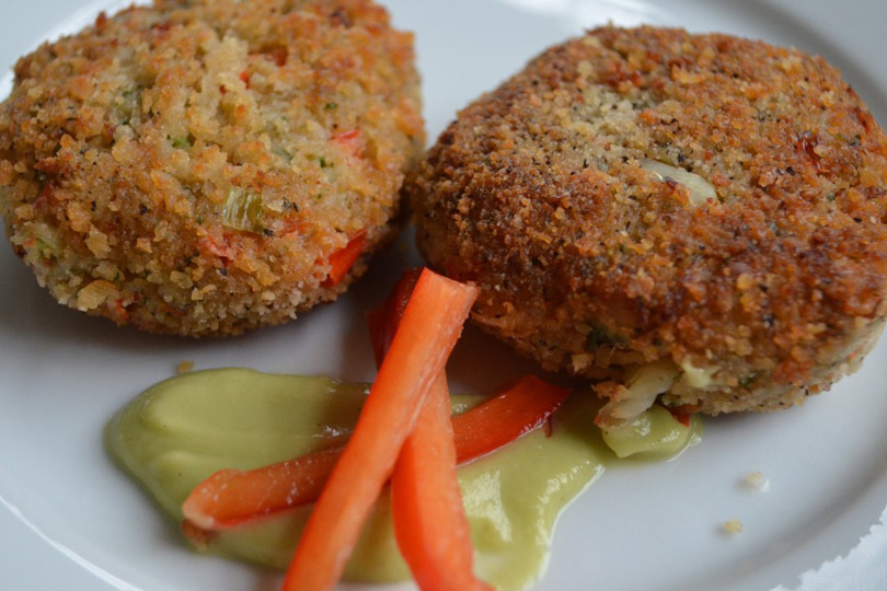Tortas de cangrejo sin gluten con salsa de aguacate