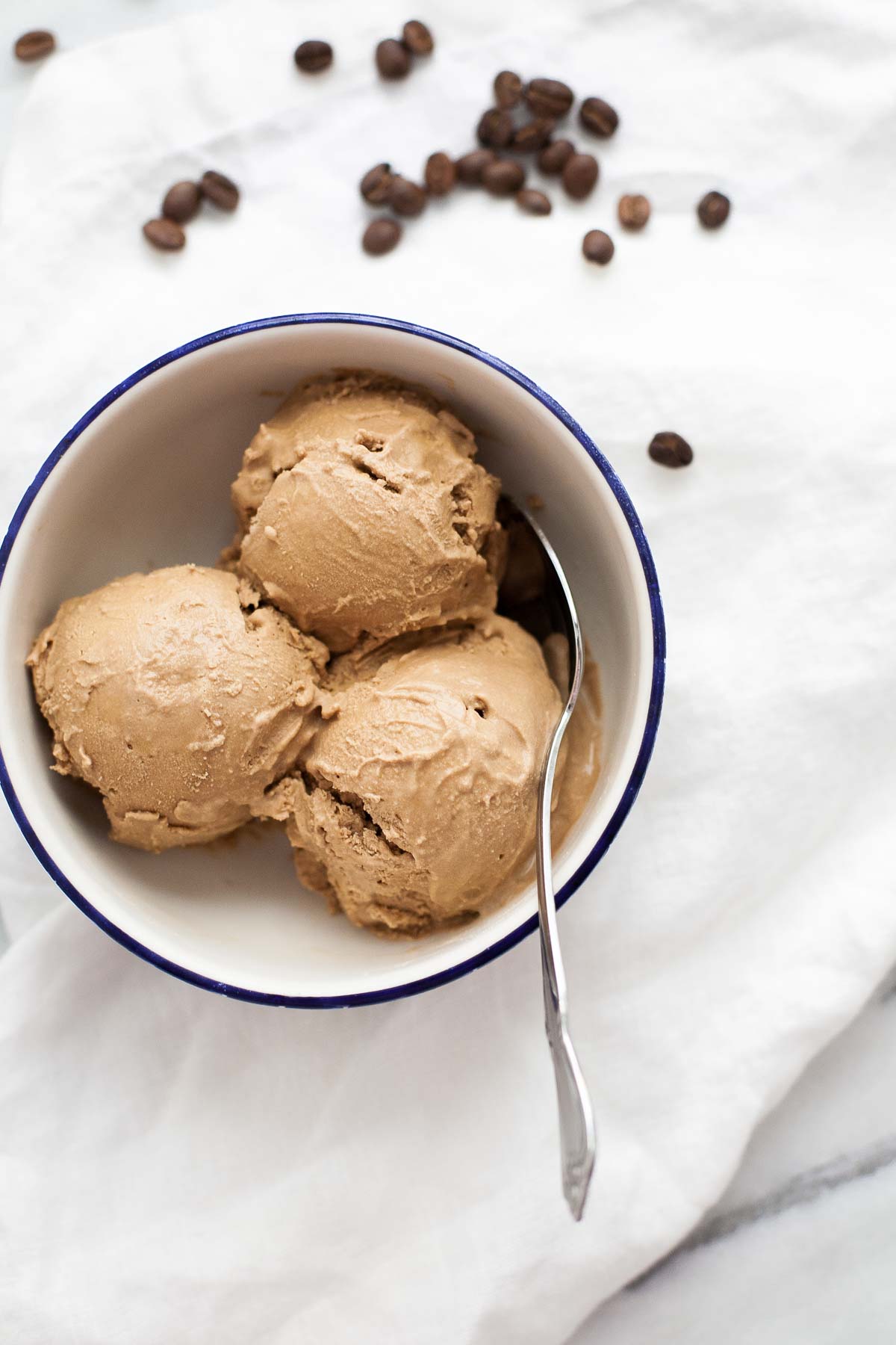 No-Churn Mocha Ice Cream (endulzado con jarabe de arce)