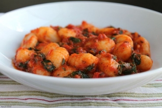 Ñoquis de espinaca y pimiento rojo