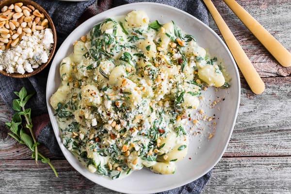 Este &ntilde;oquis cremoso de gorgonzola con espinacas baby est&aacute; cubierto con pi&ntilde;ones tostados y solo una pizca de queso parmesano. Es el plato cremoso perfecto para el lunes sin carne o ponle un poco de filete a la parrilla para llevarlo a un nivel completamente nuevo de delicias proteicas. &iexcl;Conf&iacute;a en m&iacute;, te encantar&aacute; lo f&aacute;cil que es hacer este sabroso plato!