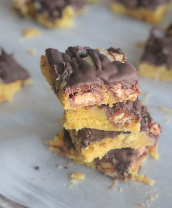 Gooey Snickers Cake Bars - Paladar exigente