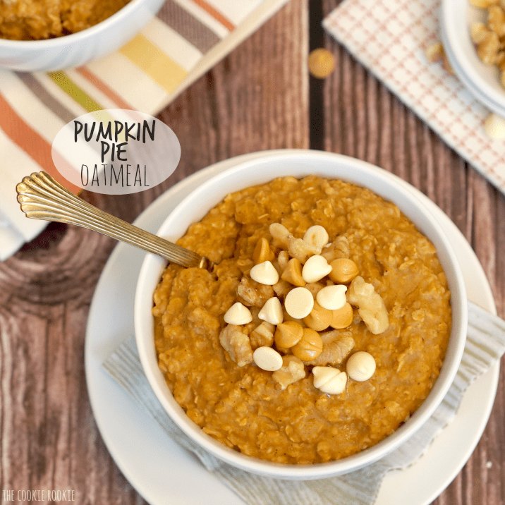 tazón de avena de calabaza con nueces y chispas de chocolate. Texto incluido en la foto