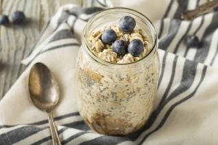 Durante la noche avena con arándanos y miel