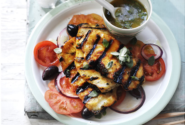 Halloumi grillé au miel L'halloumi grillé au miel est un plat végétarien rapide et facile mais irrésistible. Ce fromage salé avec une marinade sucrée a une vraie saveur.