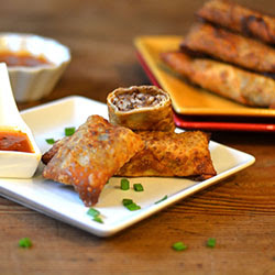 Haricots rouges et rouleaux d'oeufs de riz