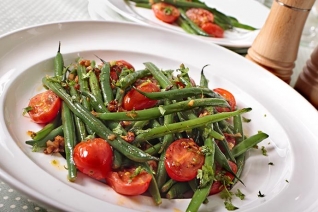 Frijoles verdes napolitanos frescos con ajo y pimiento rojo
