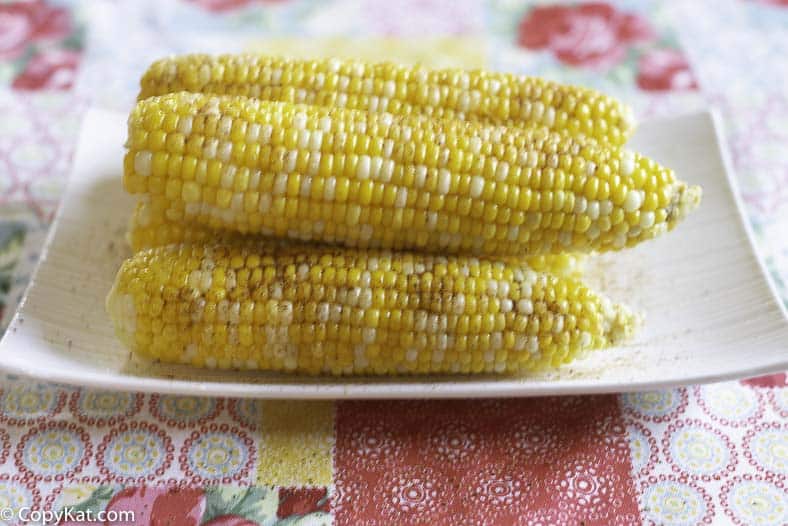 El maíz fresco ha sido hervido y cubierto con mantequilla y condimento de laurel viejo