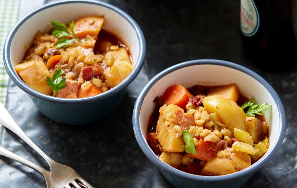 Irish Lamb Stew Pas traditionnellement fait avec de la Guinness, nous avons ajouté une stout irlandaise très appréciée à notre Irish Lamb Stew pour une saveur plus profonde.