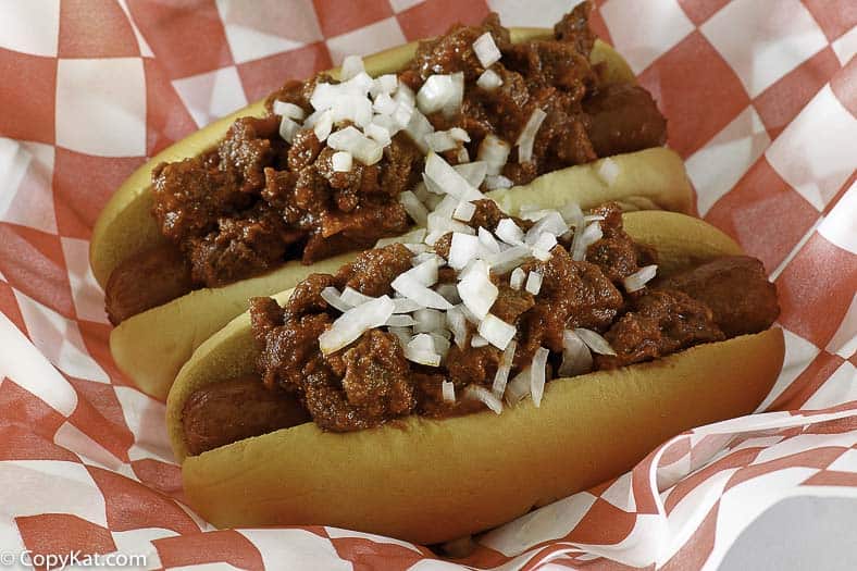 imitador James Coney Island Chili en dos perros calientes