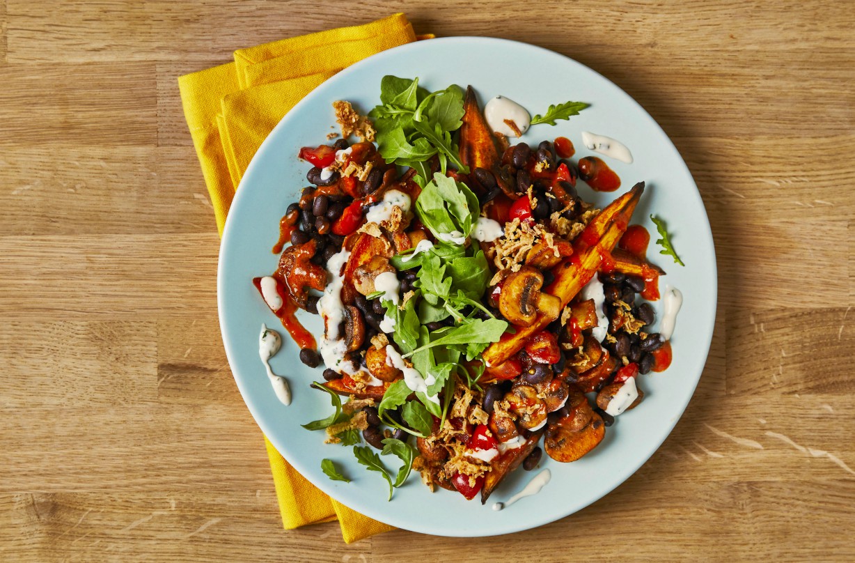 Joe Wicks Cales de patates douces chargées Tex-Mex Envie d'un côté de frites de patates douces avec une touche saine? Remplis de vitamines et de fibres, ces quartiers de patate douce Tex-Mex sont une alternative saine aux frites régulières.