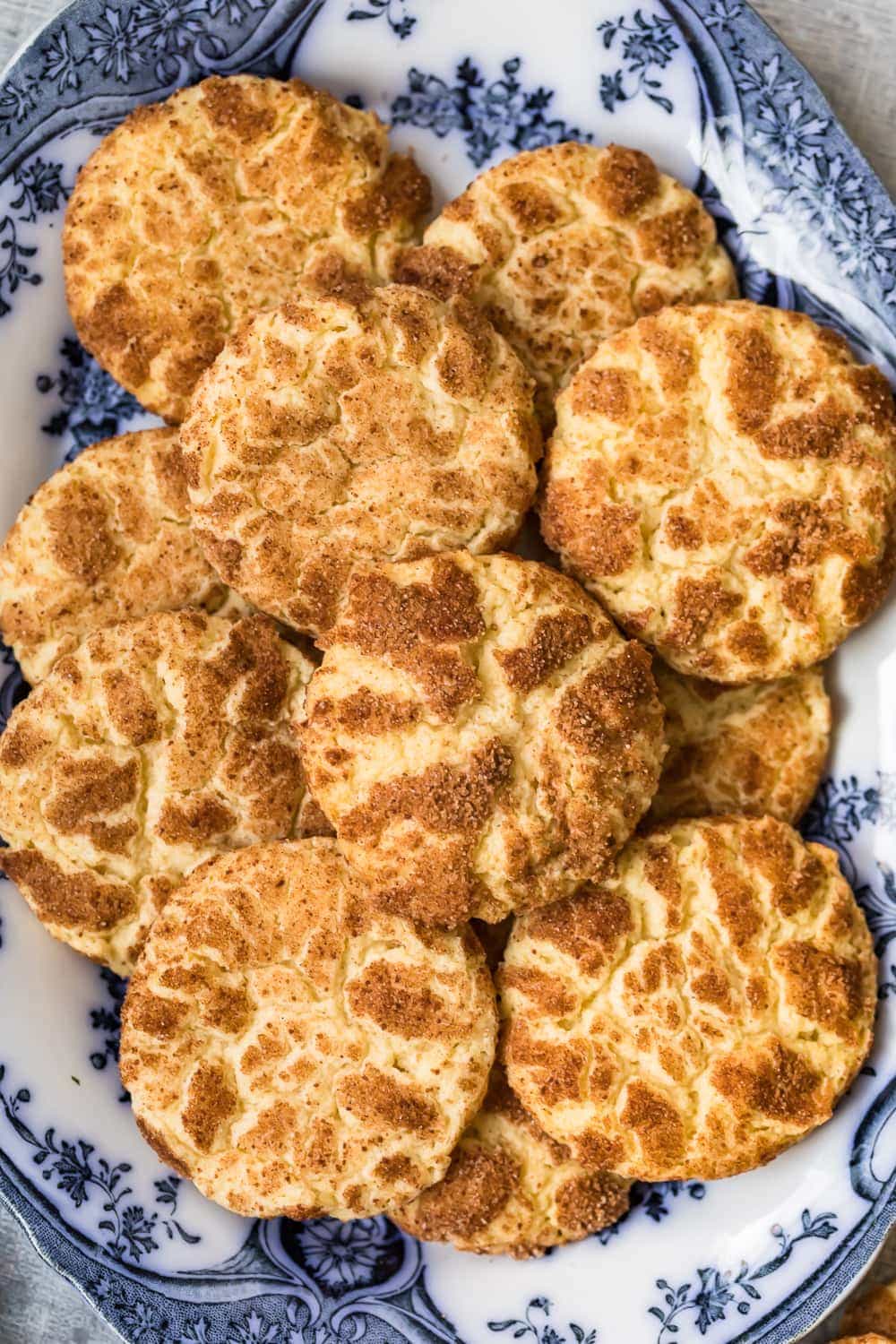 Snickerdoodles en un plato azul y blanco