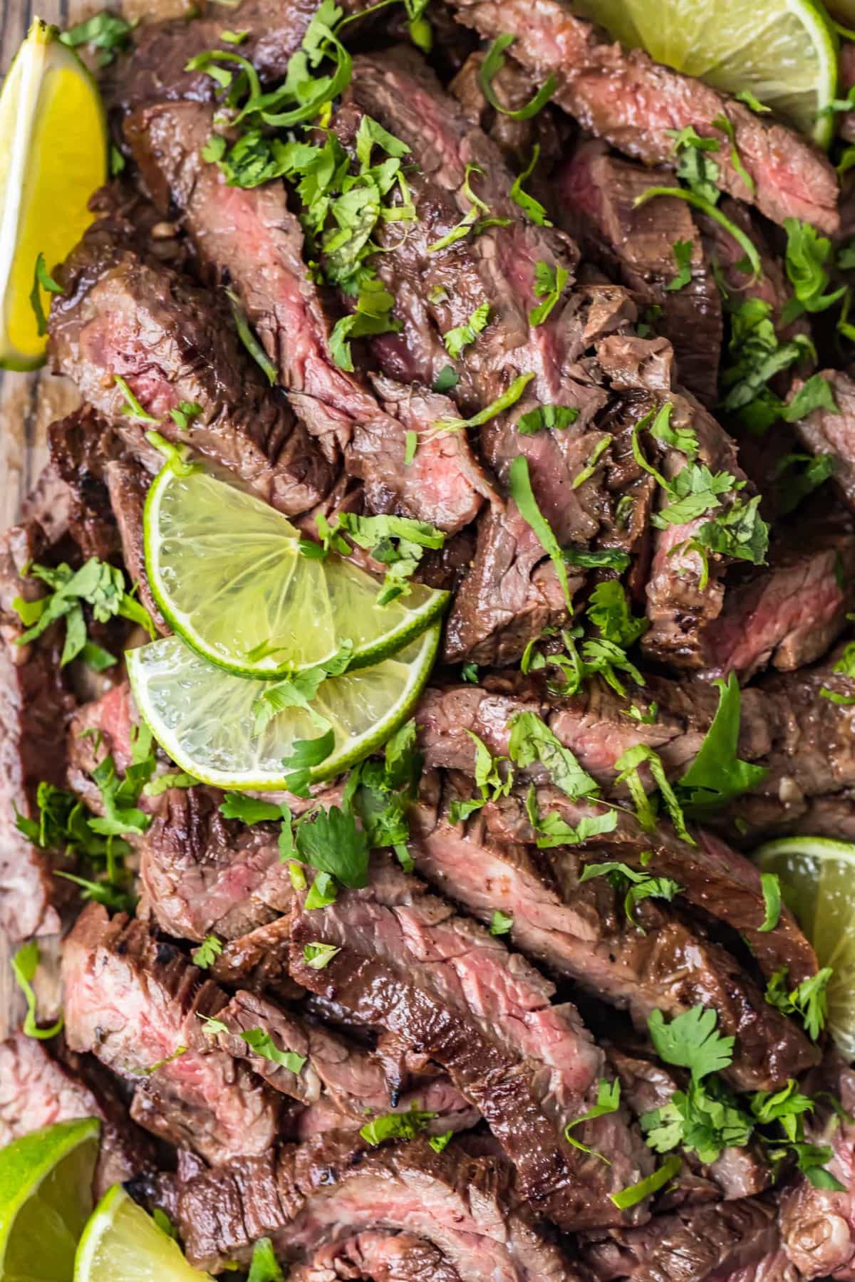 Cerca de Carne Asada Steak con rodajas de lim&oacute;n