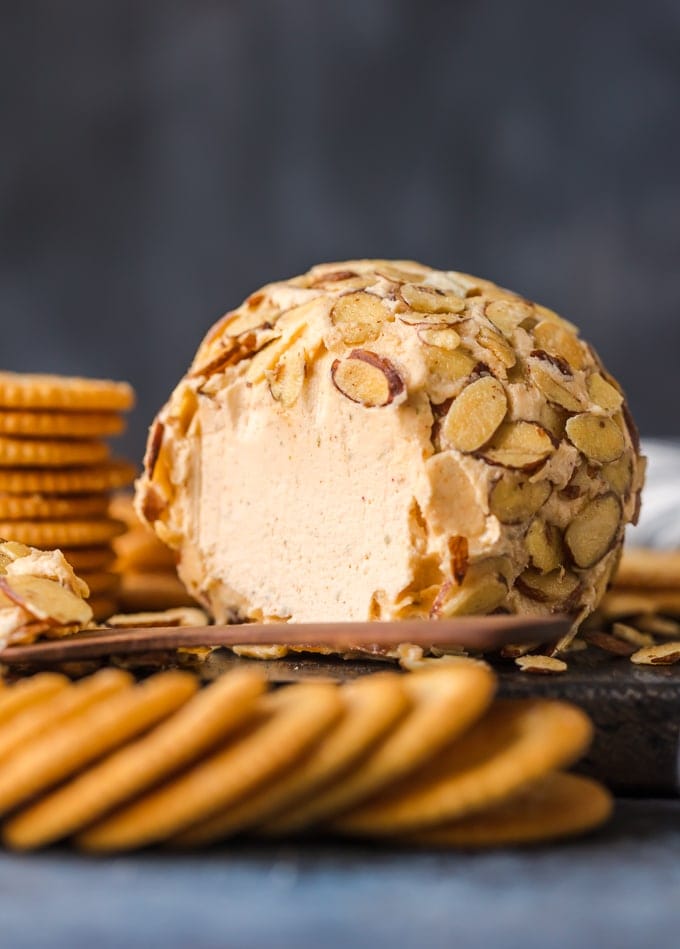bola de queso y galletas