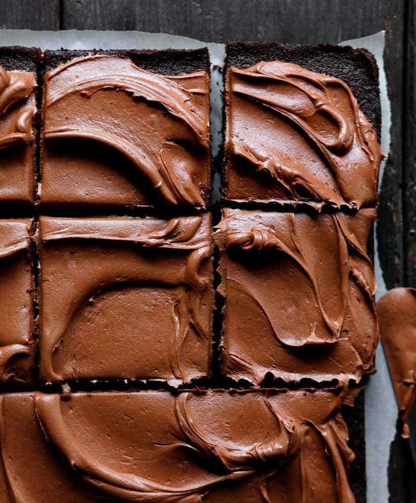 Cortar trozos de pastel de chocolate