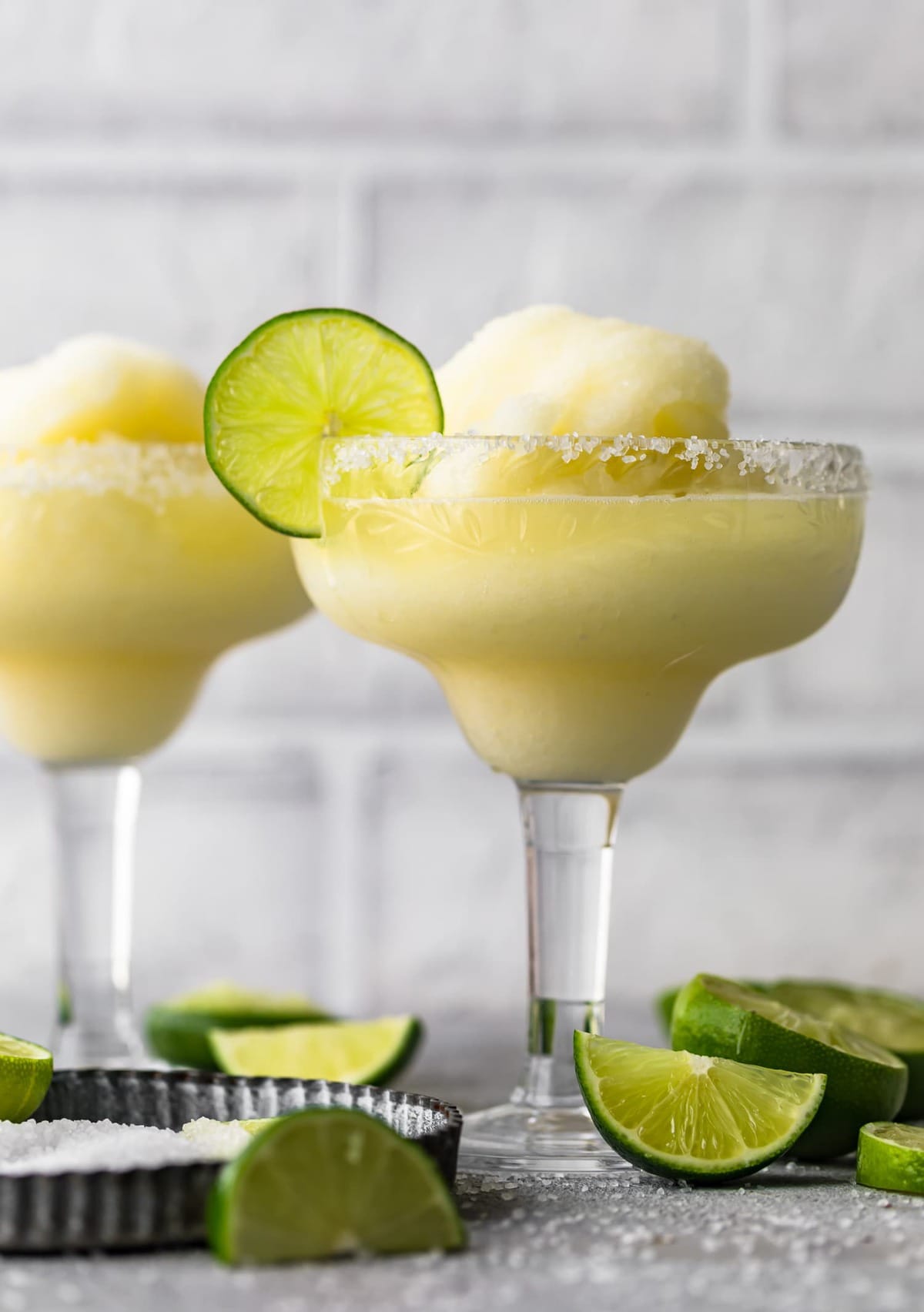 Dos margaritas congeladas servidas en vasos