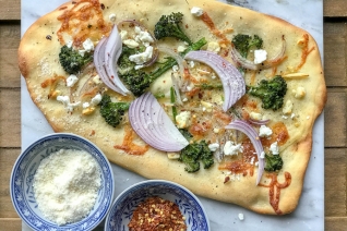 La pizza de broccolini asada más fácil jamás picante de 3 quesos