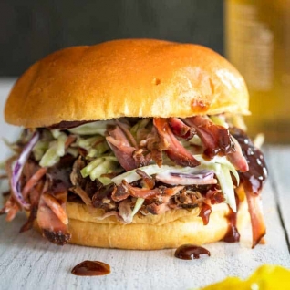 El clásico sándwich de cerdo tirado