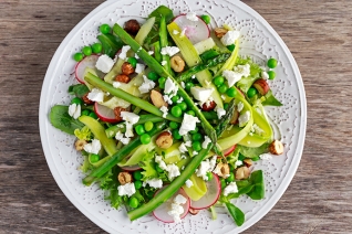 Verdes frescos con cintas de espárragos, guisantes y queso de cabra