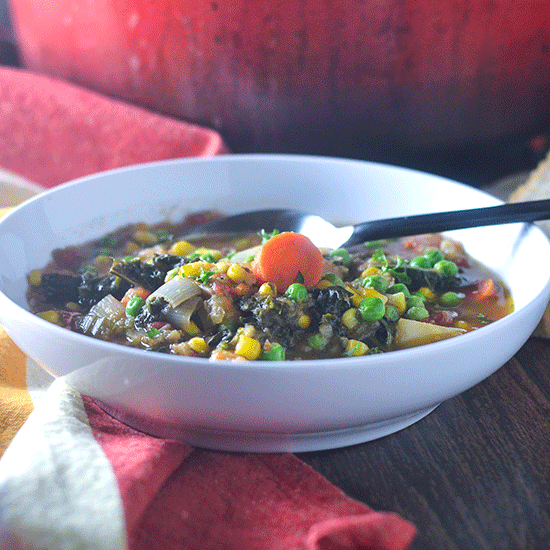 Vegetales de raíz vegana y sopa de col rizada