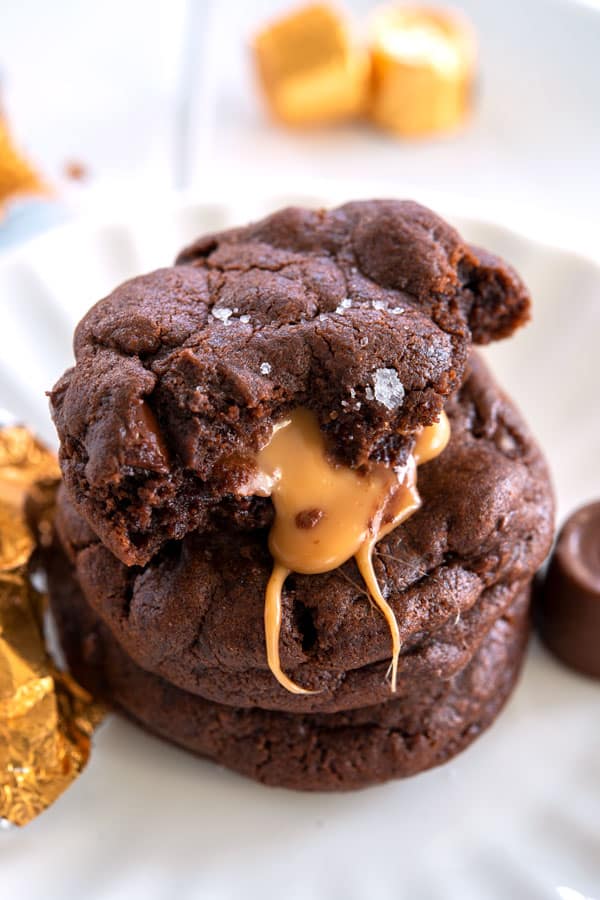 Galletas con chispas de chocolate y caramelo saladas: &iexcl;tan suaves y masticables con un toque de sal marina! #christmas #christmascookies #dessert