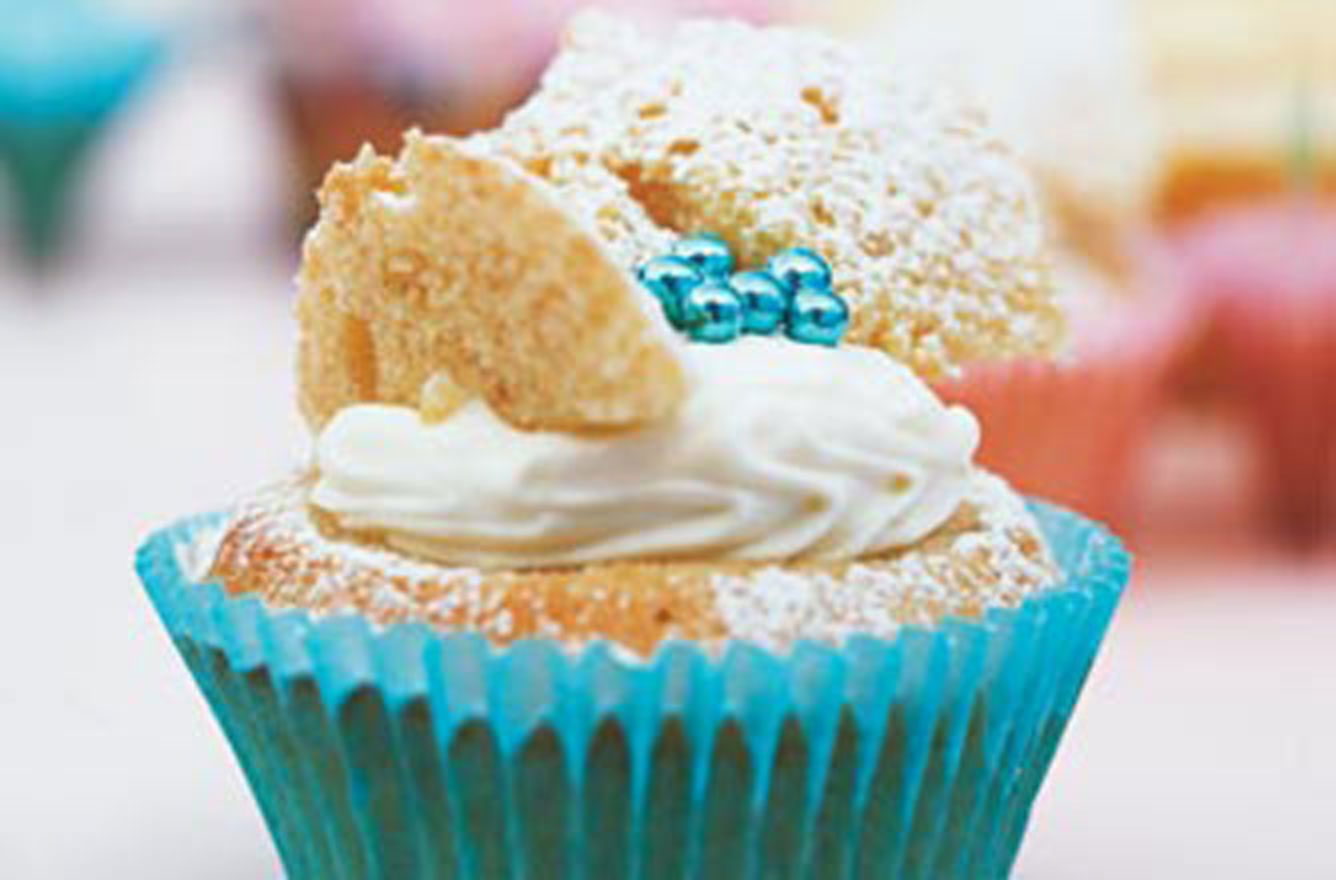 Les Gateaux De Fee De Rachel Allen Les Gateaux De Fee De Rachel Allen Egalement Connus Sous Le Nom De Petits Pains Aux Papillons Sont Parfaits Pour Une Fete D Anniversaire Ou