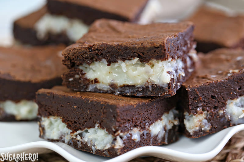 Los mejores brownies de coco: primer plano de brownies de coco pegajosos en un plato