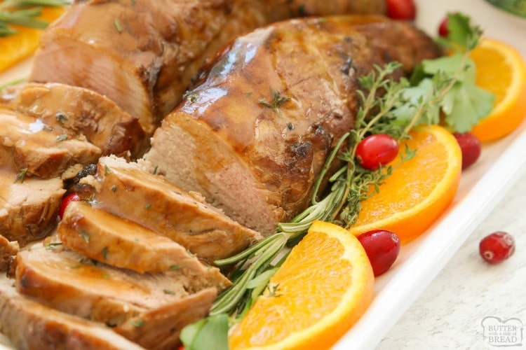 Solomillo de cerdo asado festivo &iexcl;F&Aacute;CIL con este sabroso adobo! La cena festiva simple de cerdo que se ve elegante pero es SUPER F&Aacute;CIL de hacer. El adobo de lomo de cerdo contiene solo 5 ingredientes, &iexcl;incluyendo un par de latas de refresco de lima y lim&oacute;n!