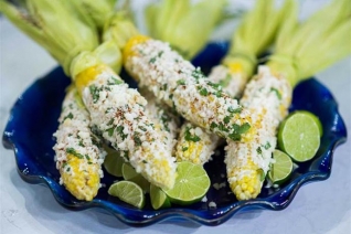 Elotes a la parrilla: maíz estilo mexicano con queso fresco al fresco