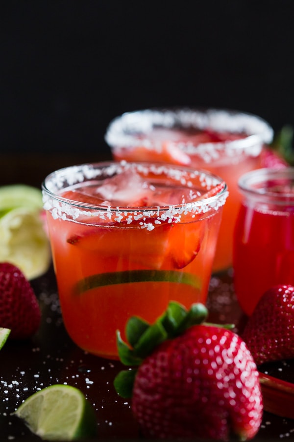 Esta margarita de ruibarbo y fresa es la manera perfecta de celebrar la primavera y el Cinco de Mayo. &iexcl;El equilibrio perfecto entre dulce, tarta y tequila! Hecho con un jarabe de ruibarbo de fresa casero y servido perfectamente fr&iacute;o en las rocas con un borde salado. &iexcl;Saludos a tu nueva bebida de verano!
