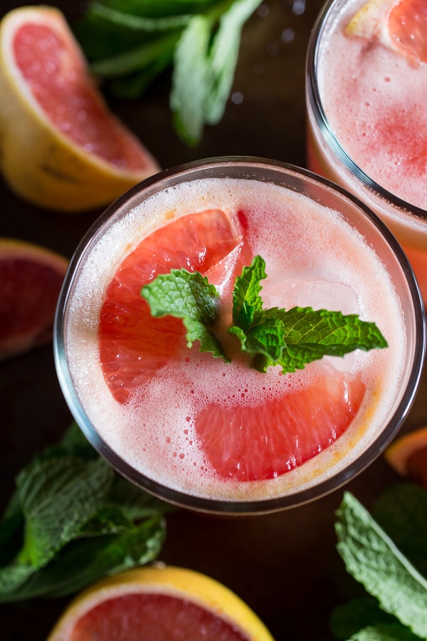 Esta margarita de toronja fresca est&aacute; llena de sabor a toronja y lima. S&iacute;rvelo en las rocas o congelado, &iexcl;de cualquier manera es totalmente delicioso!