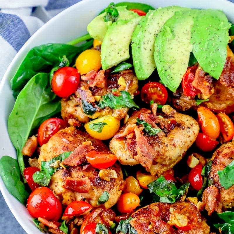 El mejor B.L.A.T. Receta de ensalada de muslo de pollo