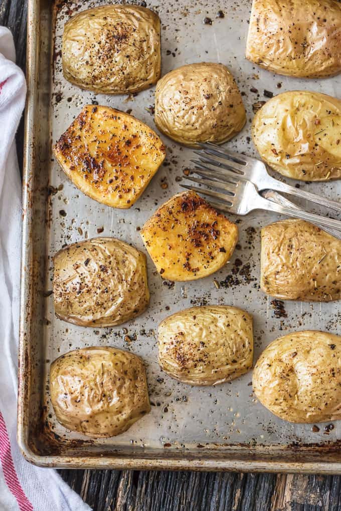 Estas MEJORES PATATAS ASADAS CON HIERBAS son absolutamente incre&iacute;bles y deliciosas. Este lado simple es perfecto con tantos platos. &iexcl;Esta ser&aacute; tu receta de papa favorita!