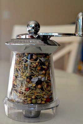 Great Island Spice Blend en un molinillo de especias transparente