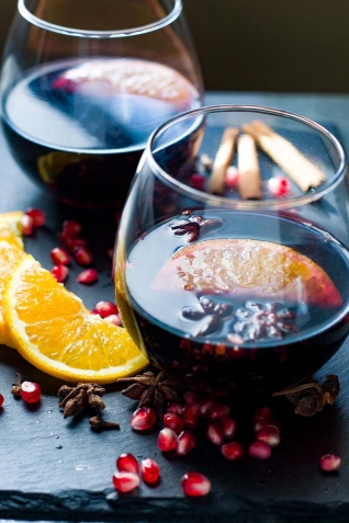 Cocina lenta con especias, vino caliente [con granada]