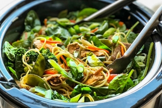 Fácil y saludable olla de cocción lenta Lo Mein con verduras