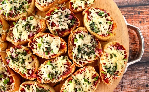Mini aperitivos de pizza de pan francés
