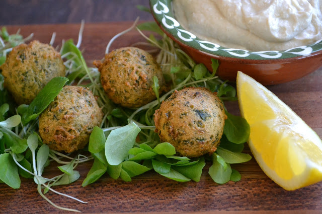 Mini Falafel Verde con Salsa de Yogurt Tahini