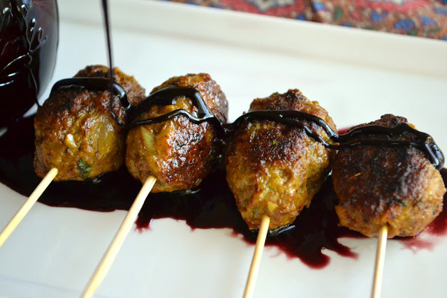 Mini koftas d'agneau avec sauce au vin de Grenade